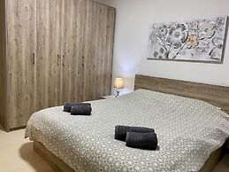 Centric and Modern Penthouse Close to Amenities