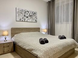 Centric and Modern Penthouse Close to Amenities