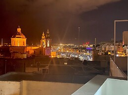 Centric and Modern Penthouse Close to Amenities