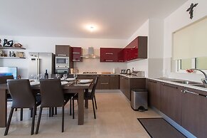 Luxury Apartment near Sea