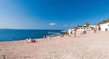 Luxury Apartment near Sea