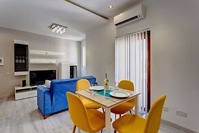 Modern Apartment Just off the Promenade