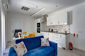 Modern Apartment Just off the Promenade