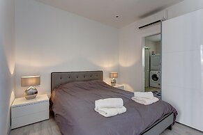 Modern Apartment Just off the Promenade
