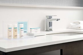 Hampton Inn & Suites Charlotte Airport Lake Pointe