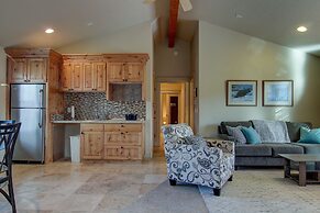 Wild Meadow 30 Day Minimum 4 Bedroom Home by RedAwning