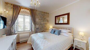 Chrysanta Apartments