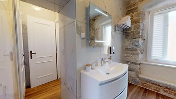 Chrysanta Apartments