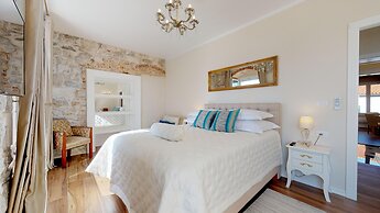 Chrysanta Apartments