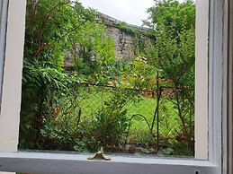 Cosy Flat With Garden View
