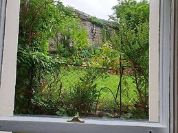 Cosy Flat With Garden View