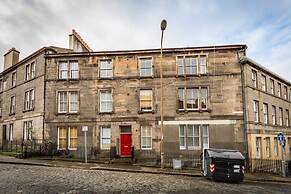 Charming and Spacious New Town Apartment