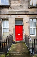 Charming and Spacious New Town Apartment