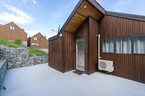 Modern, Plush & Picturesque - Brand New Townhouse