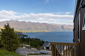 Modern, Plush & Picturesque - Brand New Townhouse