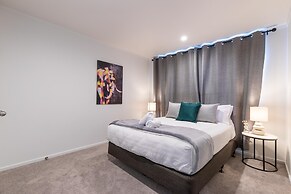 Modern, Plush & Picturesque - Brand New Townhouse