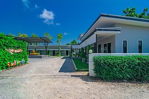 OYO 533 Runya Poolvilla