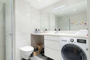 StayPlus Modern Apt Rooftop Terrace