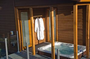 Hollicarrs - Honeycomb Lodge