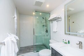 Spacious Condos with Private Balcony at Discovery Bay - Free Wifi, Nea