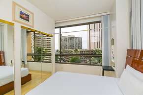Spacious Condos with Private Balcony at Discovery Bay - Free Wifi, Nea