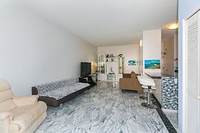 Spacious Condos with Private Balcony at Discovery Bay - Free Wifi, Nea