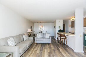 Spacious Condos with Private Balcony at Discovery Bay - Free Wifi, Nea