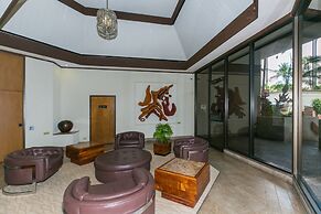 Spacious Condos with Private Balcony at Discovery Bay - Free Wifi, Nea