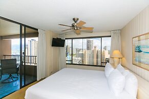 Spacious Condos with Private Balcony at Discovery Bay - Free Wifi, Nea