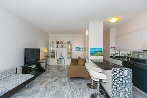 Spacious Condos with Private Balcony at Discovery Bay - Free Wifi, Nea