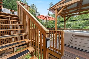 Foxes' Den Cabin with Private Hot Tub and Arcade Game by RedAwning