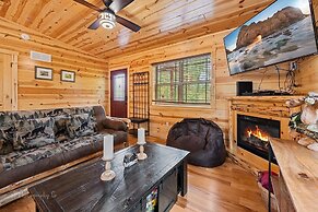 Foxes' Den Cabin with Private Hot Tub and Arcade Game by RedAwning