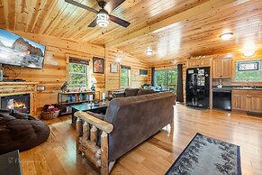 Foxes' Den Cabin with Private Hot Tub and Arcade Game by RedAwning