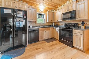 Foxes' Den Cabin with Private Hot Tub and Arcade Game by RedAwning