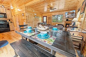 Foxes' Den Cabin with Private Hot Tub and Arcade Game by RedAwning