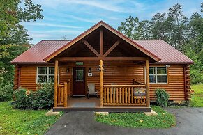 Foxes' Den Cabin with Private Hot Tub and Arcade Game by RedAwning