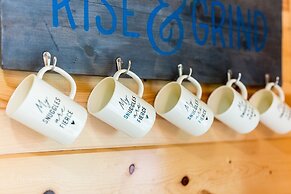 Foxes' Den Cabin with Private Hot Tub and Arcade Game by RedAwning