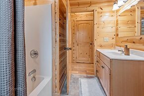 Foxes' Den Cabin with Private Hot Tub and Arcade Game by RedAwning