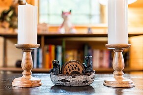 Foxes' Den Cabin with Private Hot Tub and Arcade Game by RedAwning