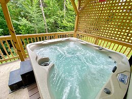 Foxes' Den Cabin with Private Hot Tub and Arcade Game by RedAwning