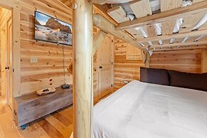 Foxes' Den Cabin with Private Hot Tub and Arcade Game by RedAwning