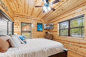 Foxes' Den Cabin with Private Hot Tub and Arcade Game by RedAwning