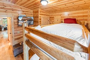 Foxes' Den Cabin with Private Hot Tub and Arcade Game by RedAwning