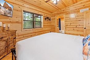 Foxes' Den Cabin with Private Hot Tub and Arcade Game by RedAwning