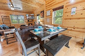 Foxes' Den Cabin with Private Hot Tub and Arcade Game by RedAwning