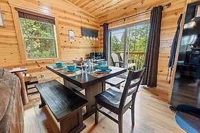 Foxes' Den Cabin with Private Hot Tub and Arcade Game by RedAwning
