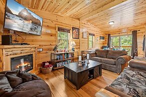 Foxes' Den Cabin with Private Hot Tub and Arcade Game by RedAwning