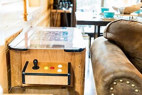 Foxes' Den Cabin with Private Hot Tub and Arcade Game by RedAwning