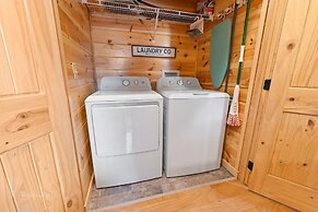 Foxes' Den Cabin with Private Hot Tub and Arcade Game by RedAwning