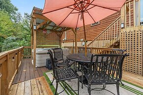 Foxes' Den Cabin with Private Hot Tub and Arcade Game by RedAwning